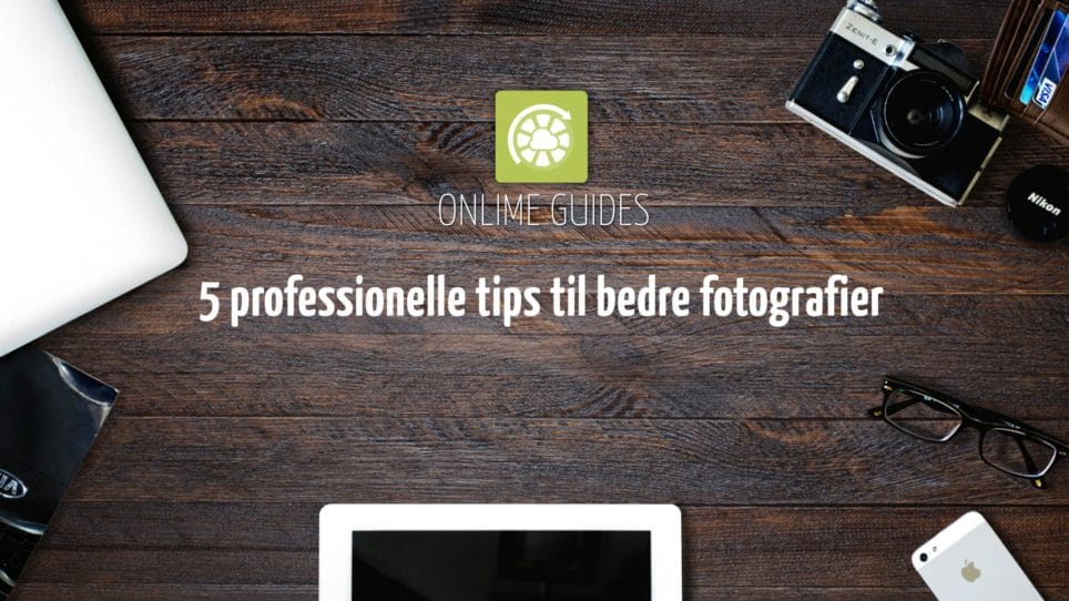 Fotograf i aktion med kamera i naturen