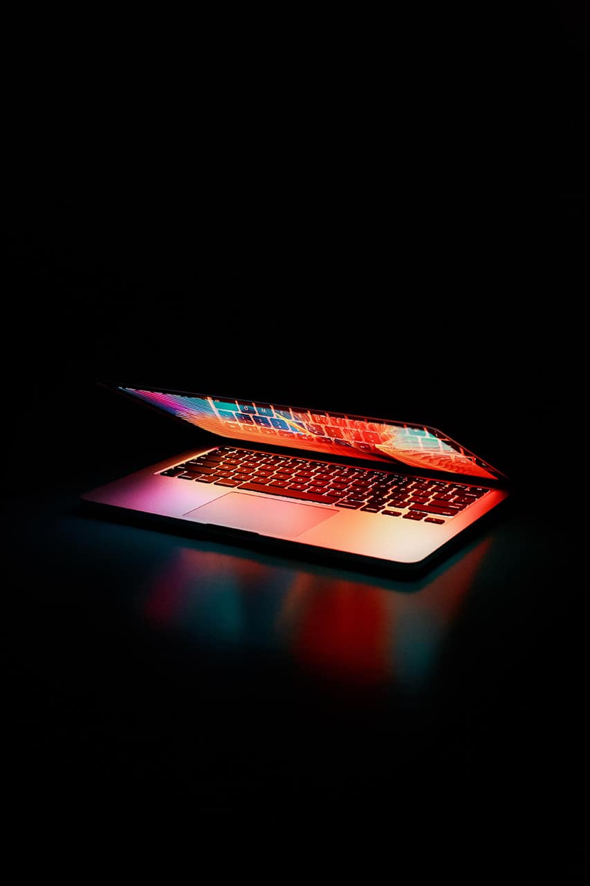 Netværkskabler og digitale forbindelser, der symboliserer internettet