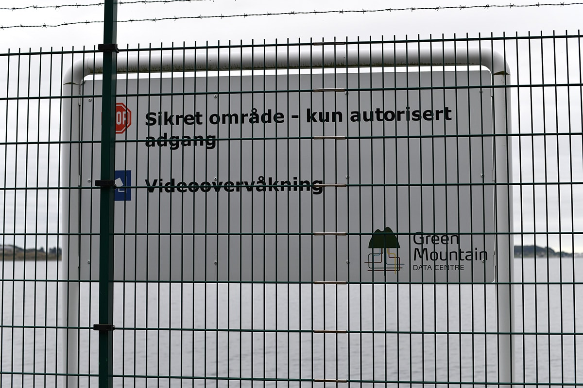 Datacenter nær Stavanger — sikkerhedsovervågning og adgangskontrol ved indgangspartiet