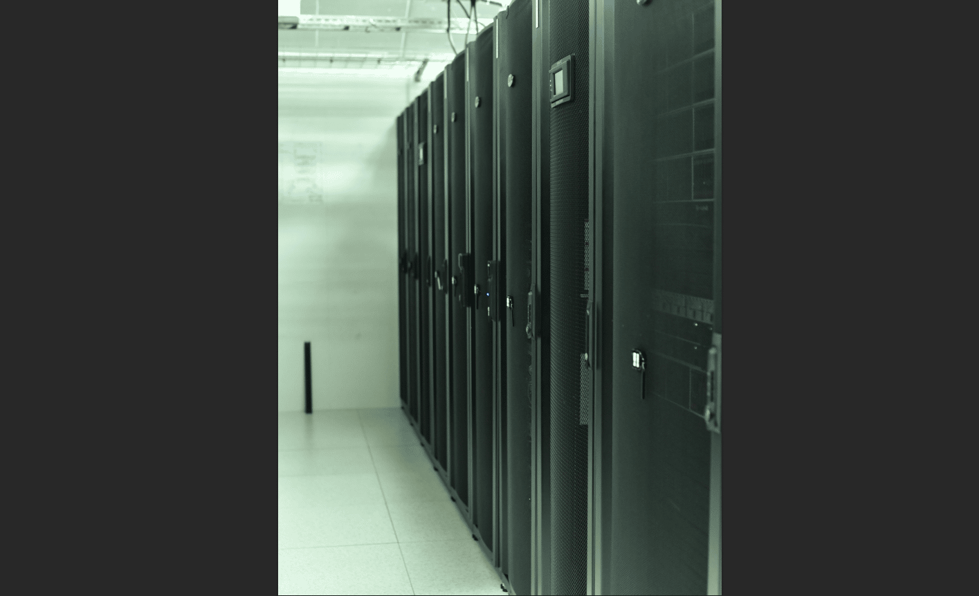 Datacenter nær Stavanger — serverrækker i et af de brandsikrede rum